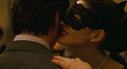 Bruce Wayne und Selina Kyle beim Maskenball